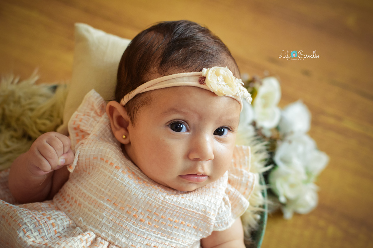 fotografia infantil em estudio em Maringá olhando de lado