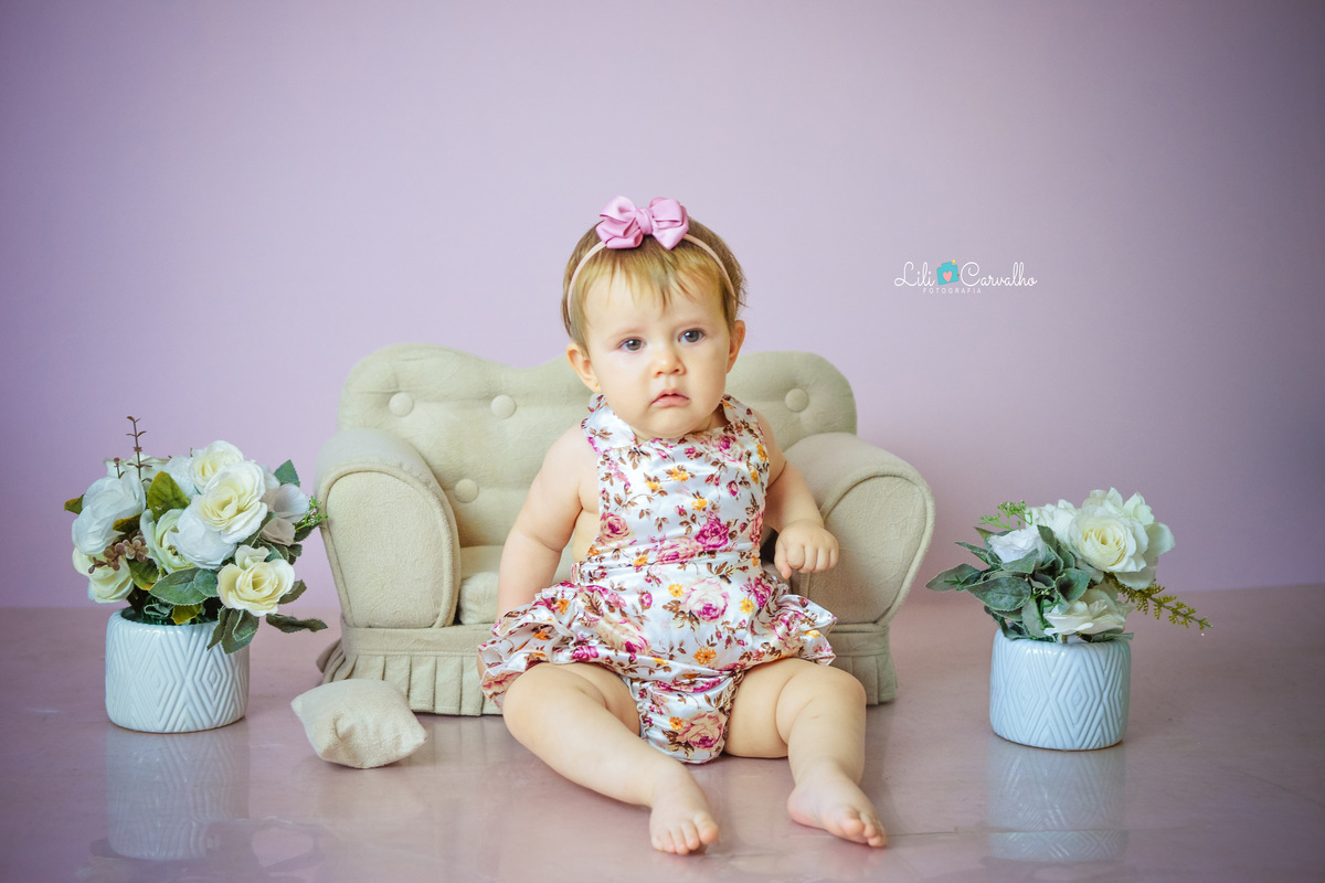 foto de bebê em ensaio no estúdio em Maringá, sentada