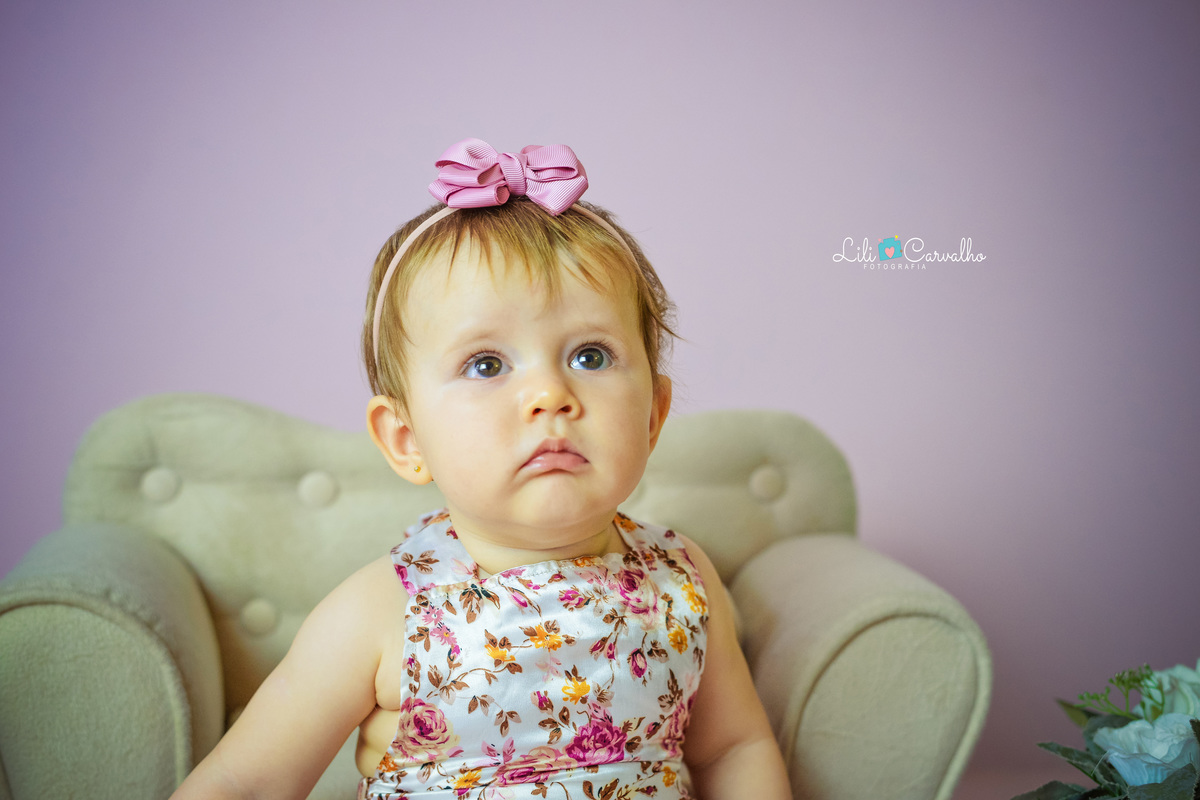 foto de bebê em ensaio no estúdio em Maringá olhando para cima