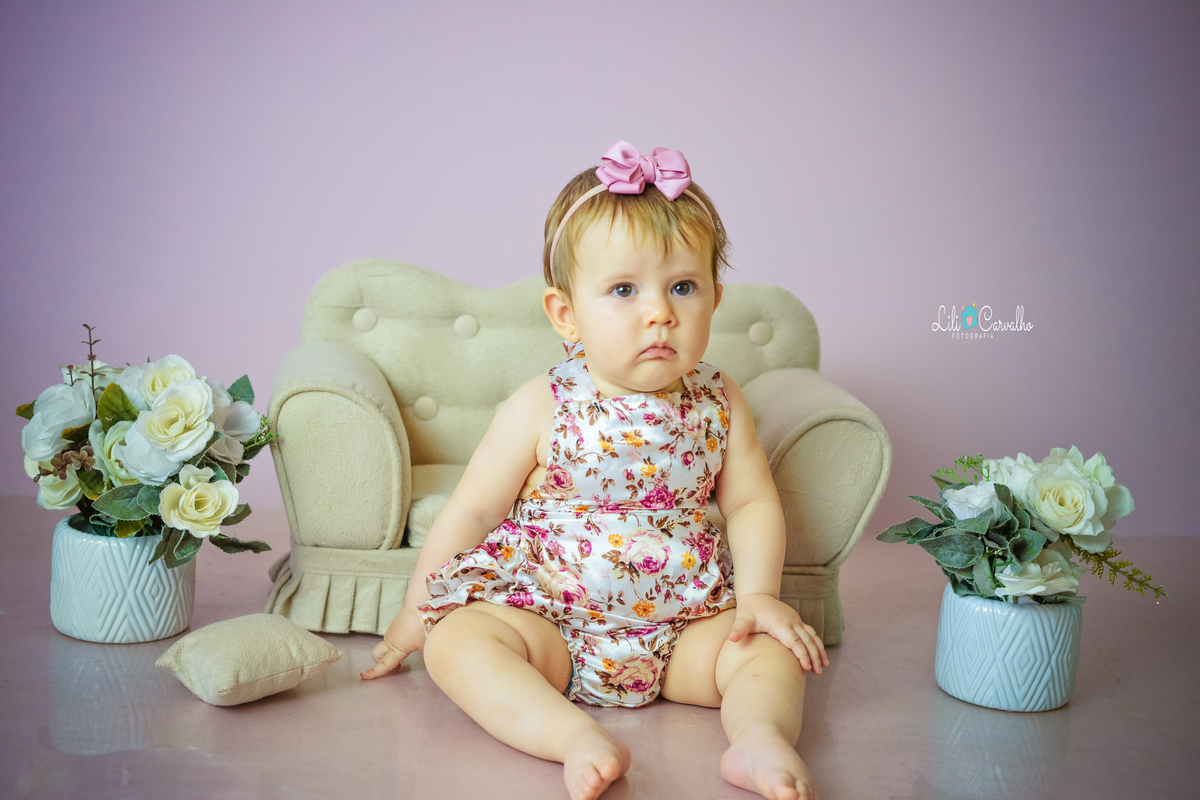 foto de bebê em ensaio no estúdio em Maringá, mão na perna 