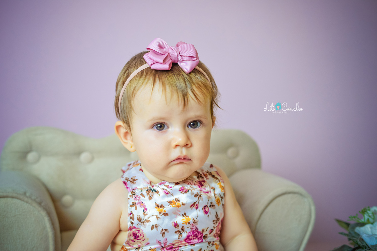 foto de bebê em ensaio no estúdio em Maringá concentrada 