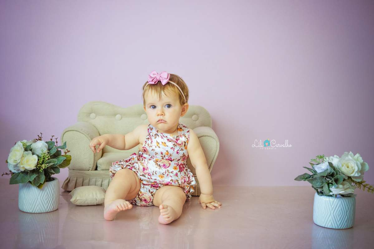 foto de bebê em ensaio no estúdio em Maringá fazendo pose