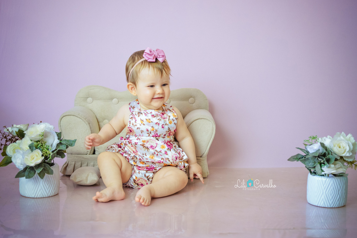 foto de bebê em ensaio no estúdio em Maringá sorrisinho