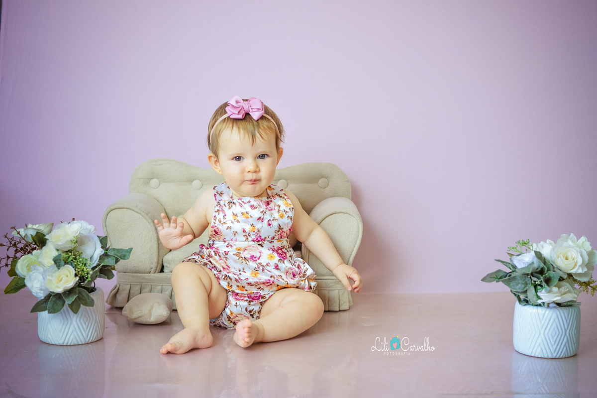 foto de bebê em ensaio no estúdio em Maringá, pose