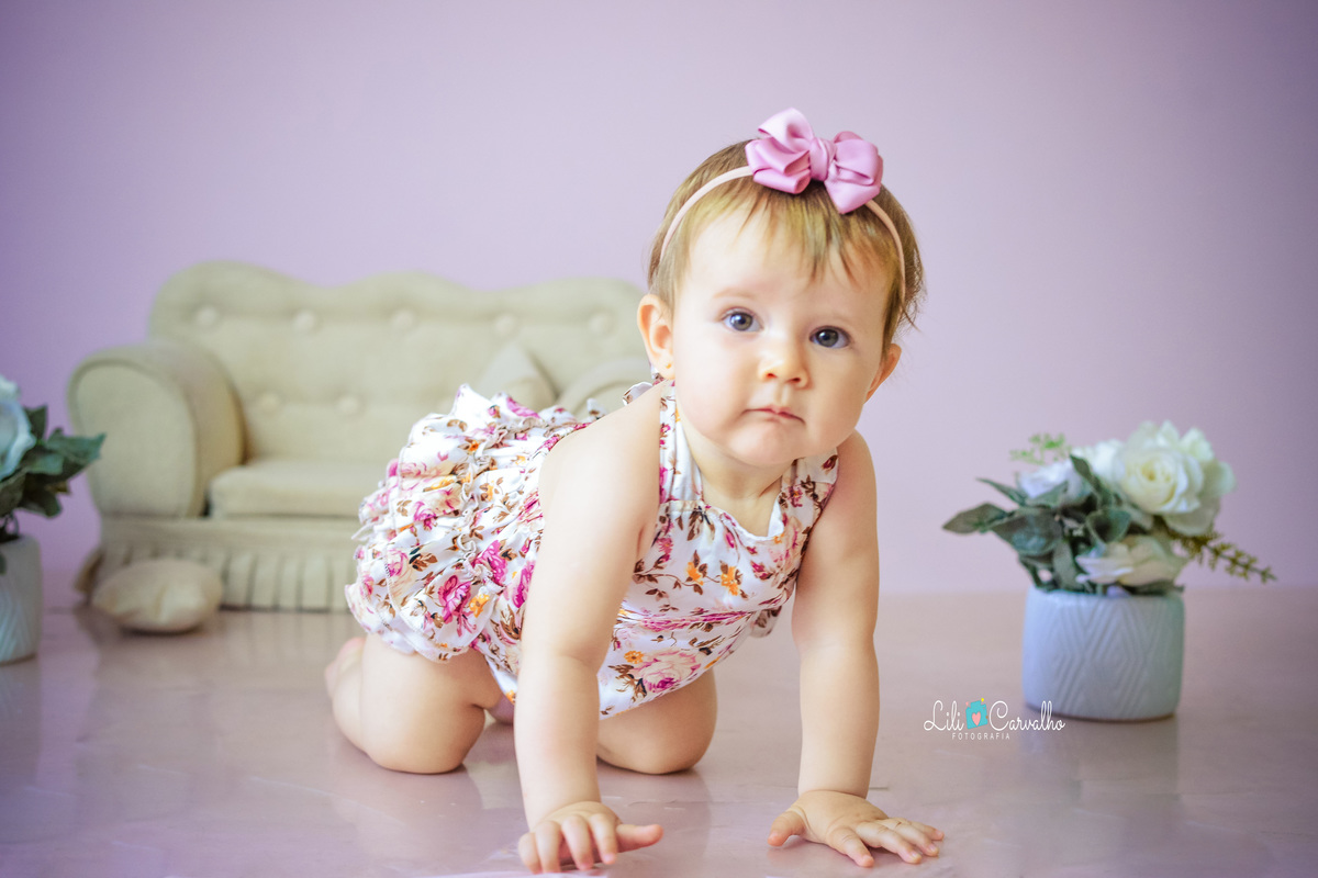 foto de bebê em ensaio no estúdio em Maringá engatinhando 
