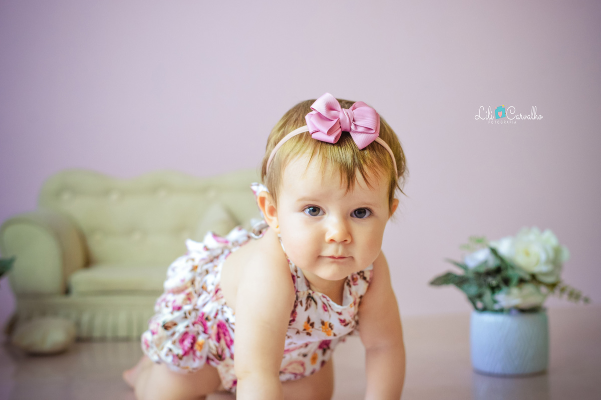 foto de bebê em ensaio no estúdio em Maringá de frente 