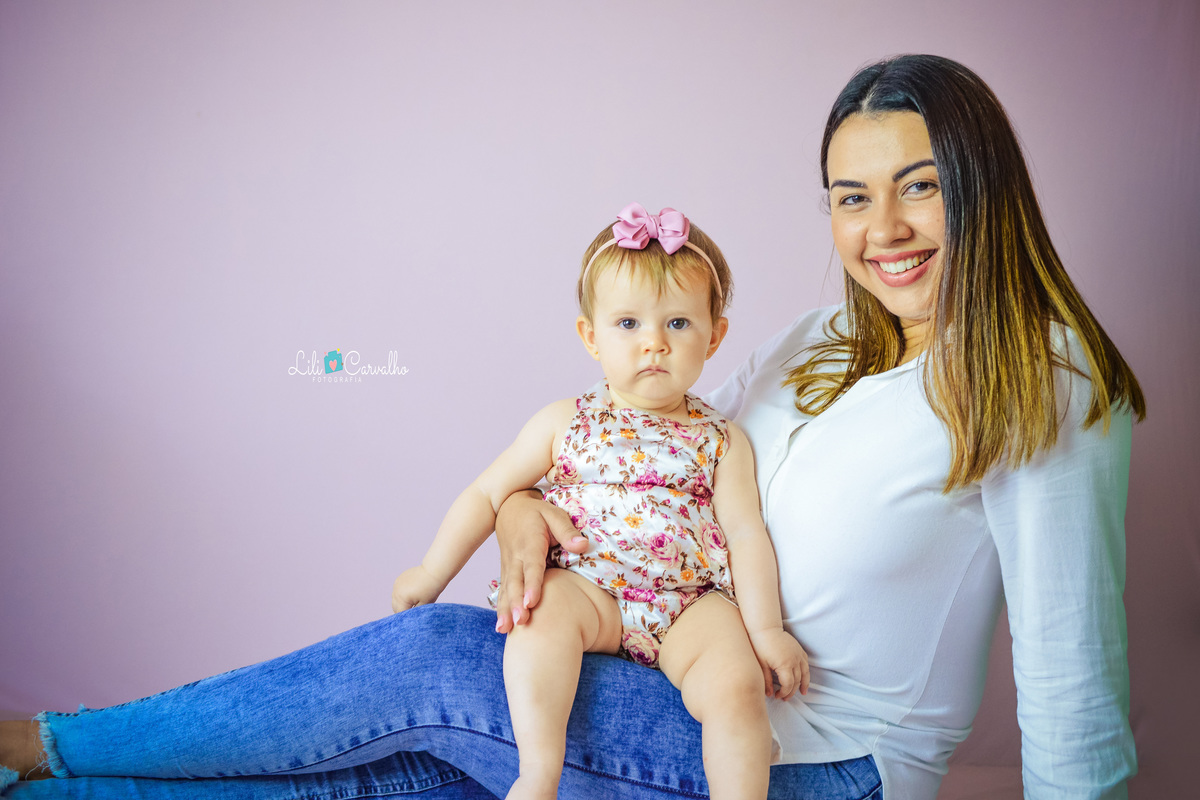 foto de bebê em ensaio no estúdio em Maringá com a mamãe 