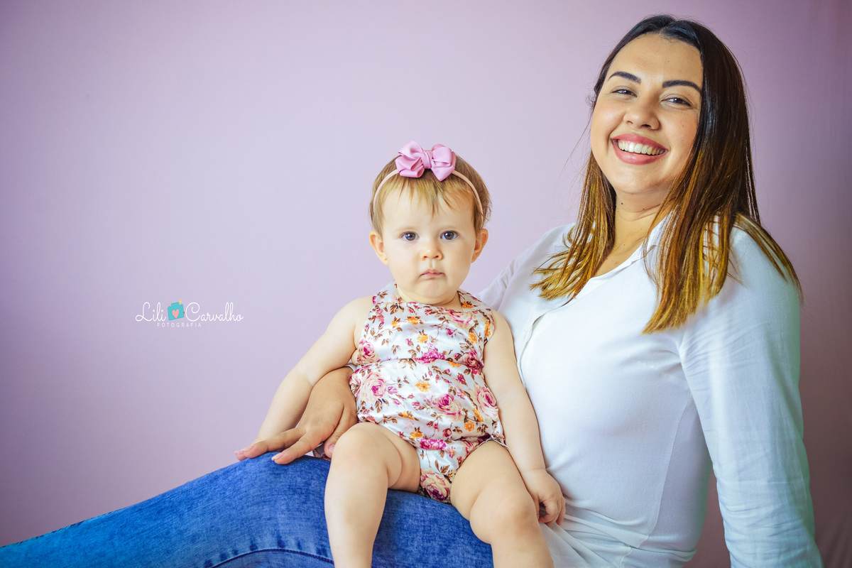 foto de bebê em ensaio no estúdio em Maringá no colo da mãe 
