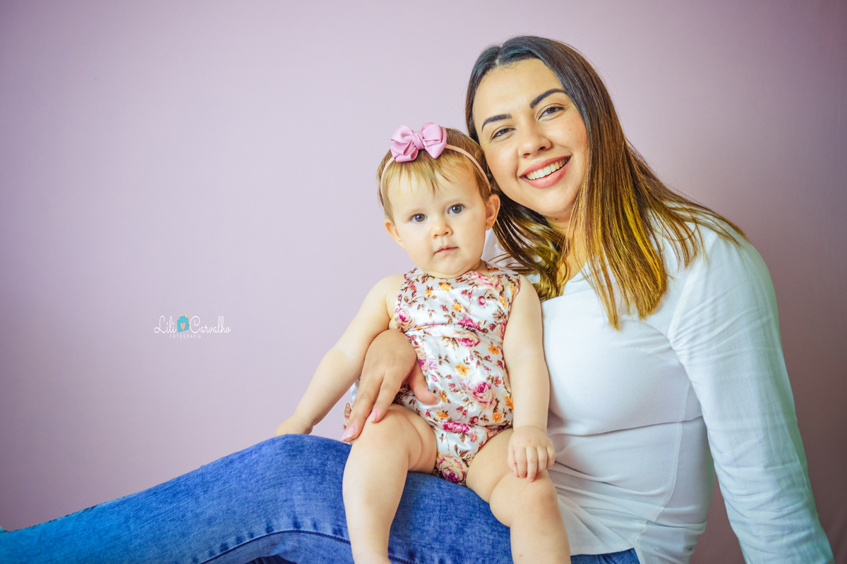 foto de bebê em ensaio no estúdio em Maringá pertinho da mamãe