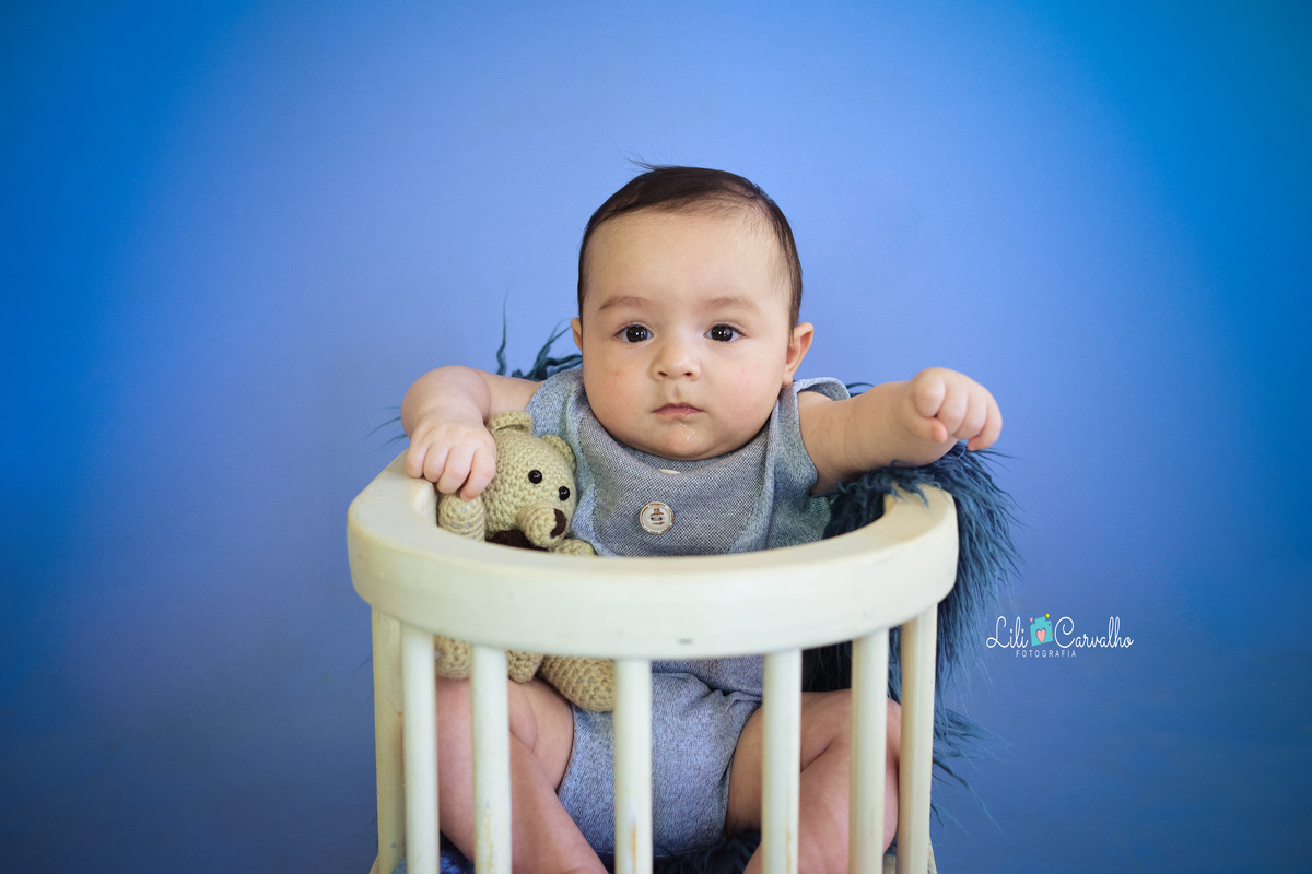 ensaio fotografico de bebê menino no estudio em Maringá, sentado 