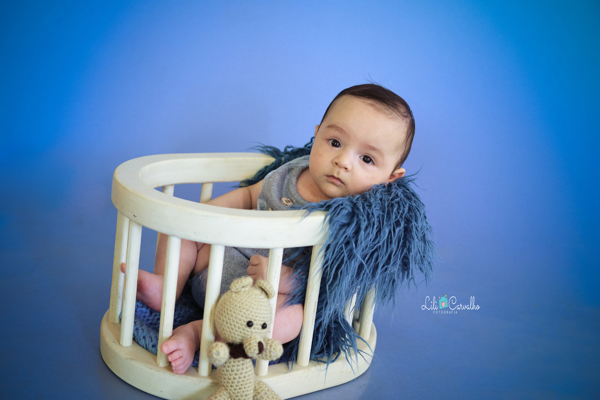 ensaio fotografico de bebê menino no estudio em Maringá, fundo azul 