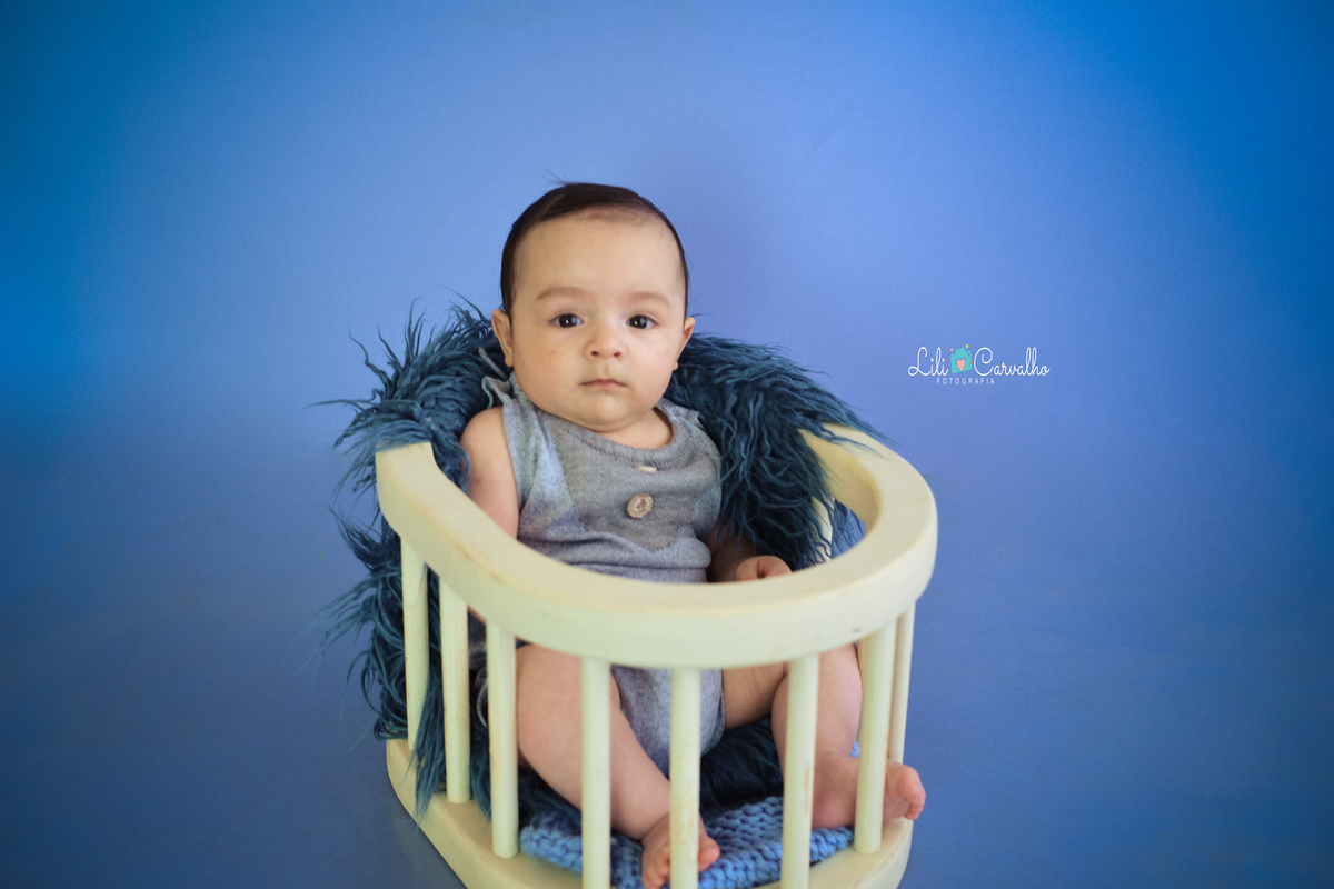 ensaio fotografico de bebê menino no estudio em Maringá, azul 