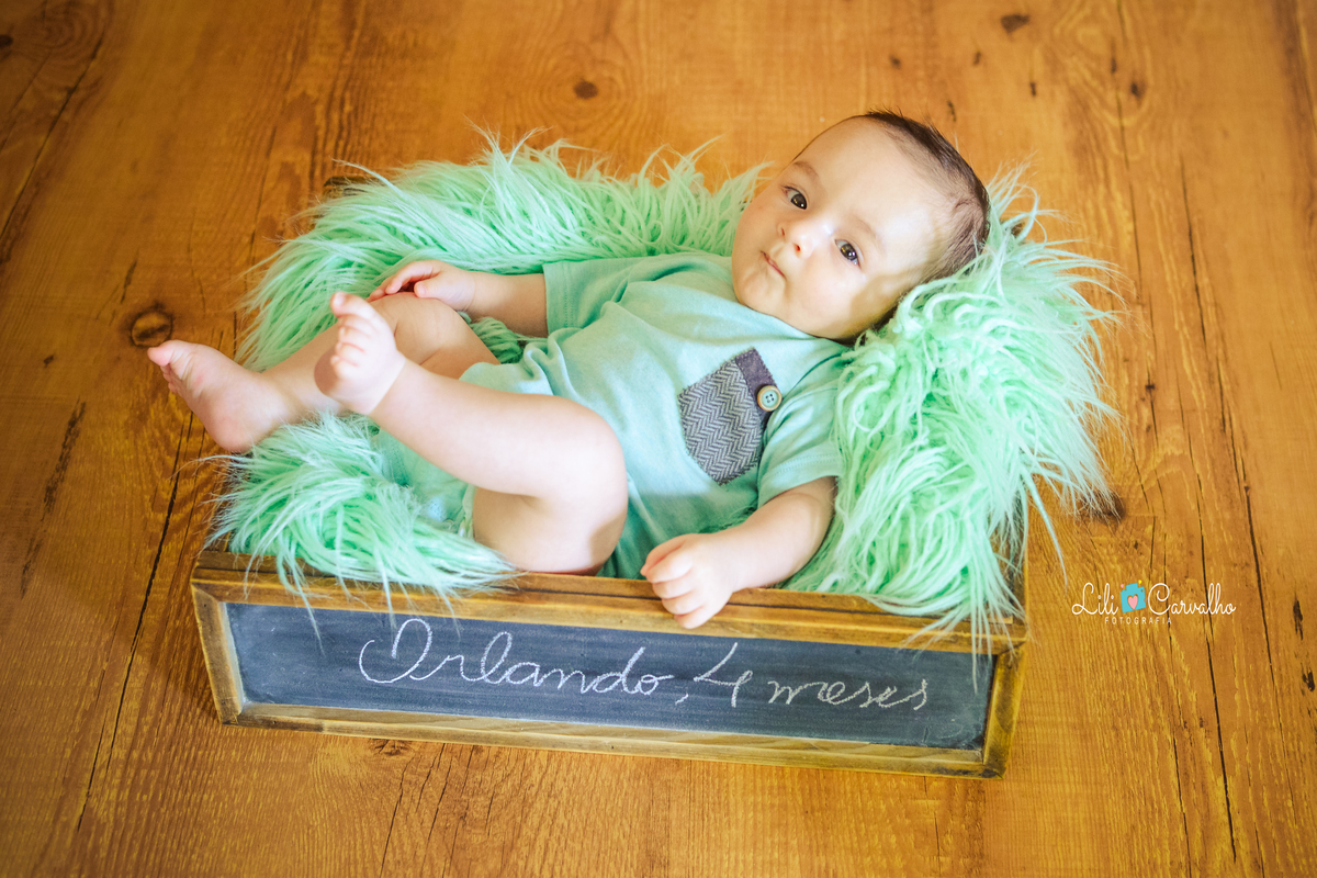 ensaio fotografico de bebê menino no estudio em Maringám deitada 