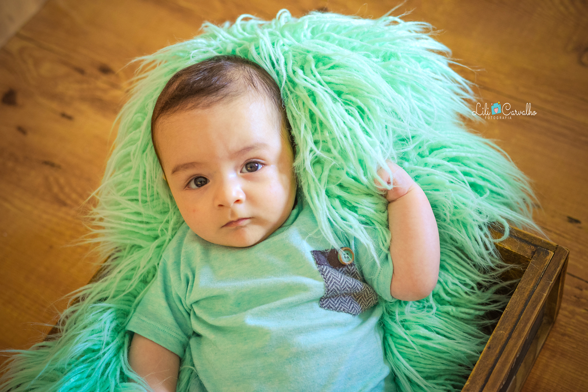 ensaio fotografico de bebê menino no estudio em Maringá de perto 
