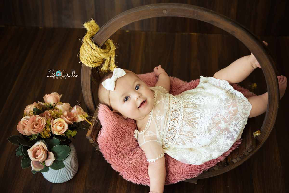 ensaio fotografico em estudio em Maringá, ensaio com bebê menina, sorridente 