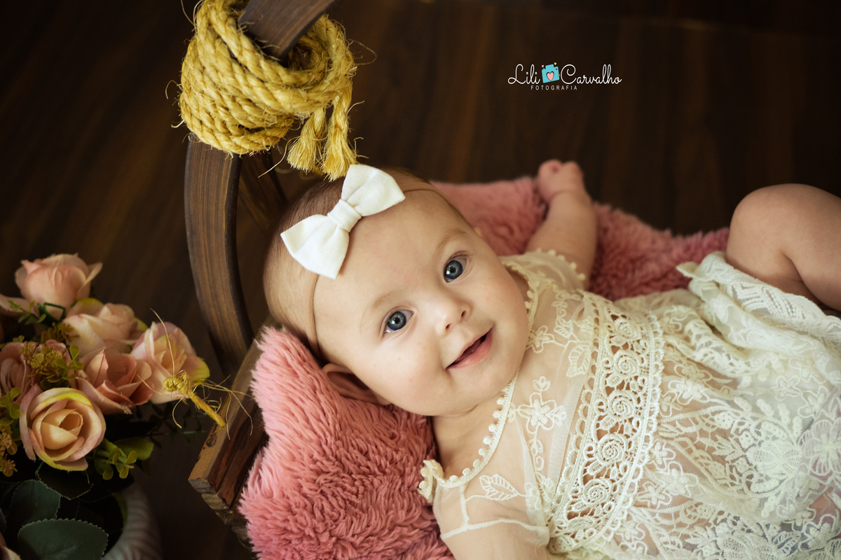 ensaio fotografico em estudio em Maringá, ensaio com bebê menina de perto