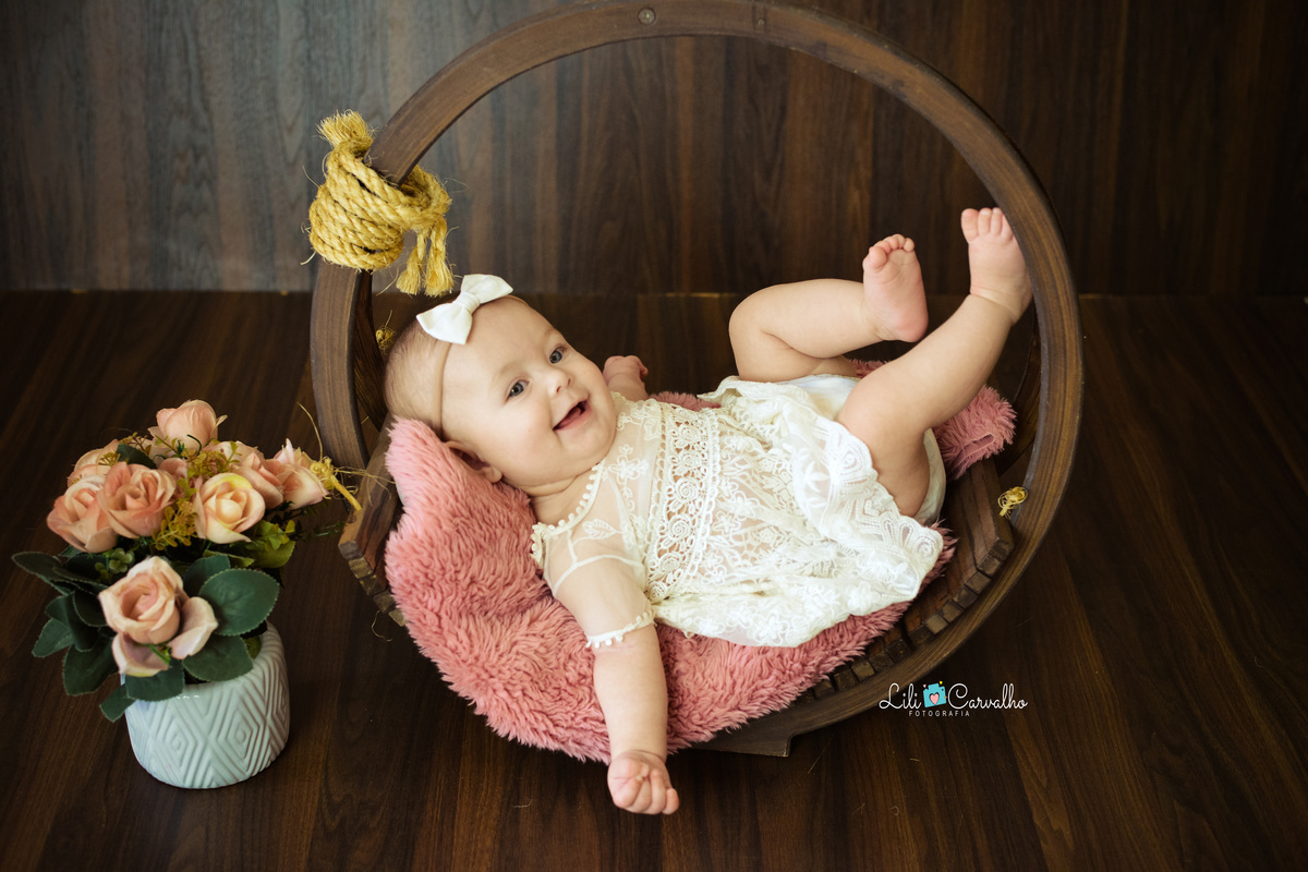ensaio fotografico em estudio em Maringá, ensaio com bebê menina sorrindo