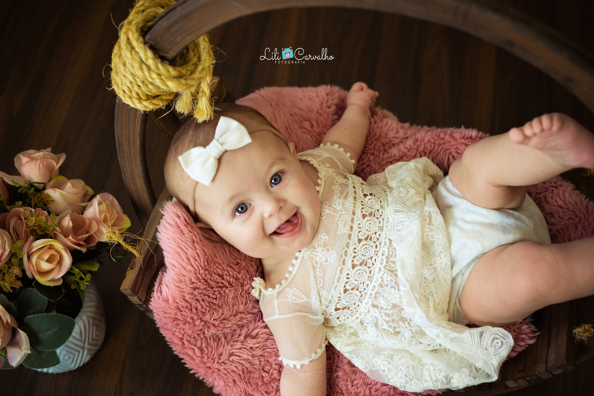ensaio fotografico em estudio em Maringá, ensaio com bebê menina sorrisão 