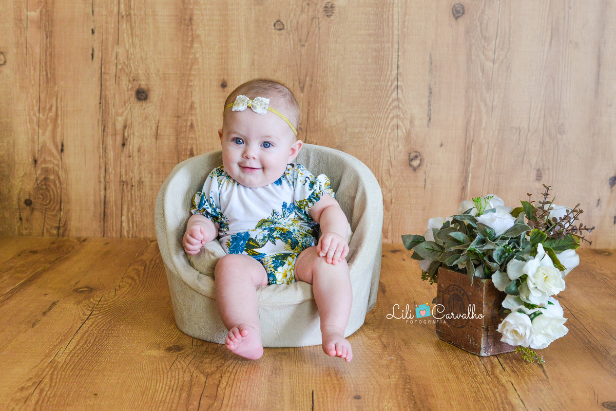 ensaio fotografico em estudio em Maringá, ensaio com bebê menina sentada 