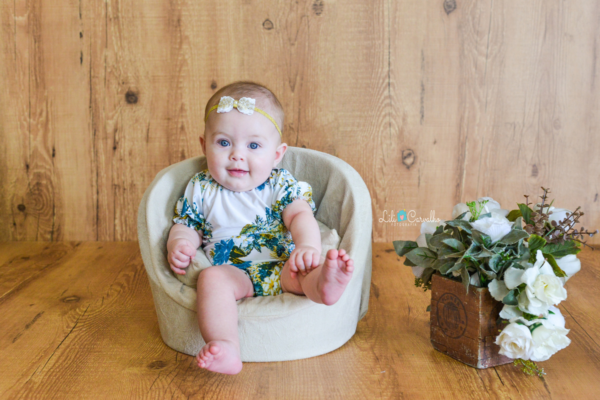 ensaio fotografico em estudio em Maringá, ensaio com bebê menina pegando pé