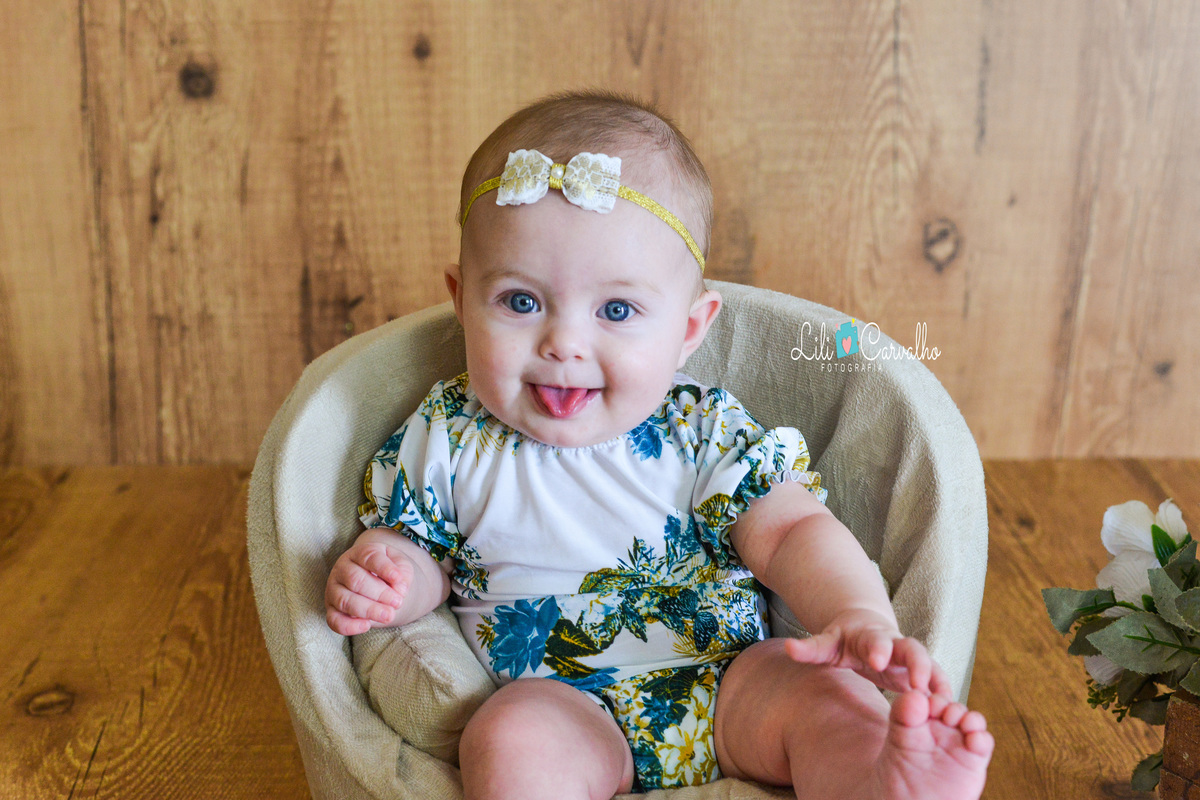 ensaio fotografico em estudio em Maringá, ensaio com bebê menina mostrando a lingua