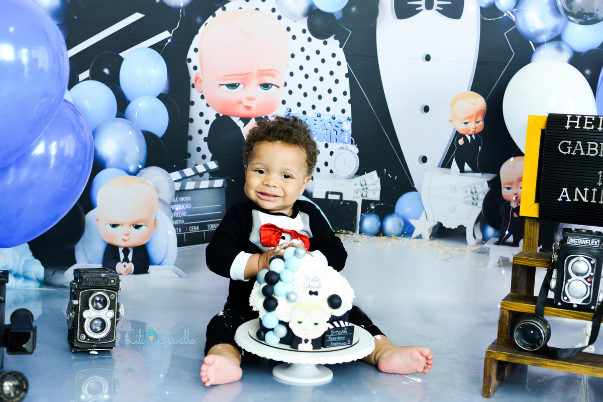 Ensaio fotografico de smash the cake em Maringá sorrindo