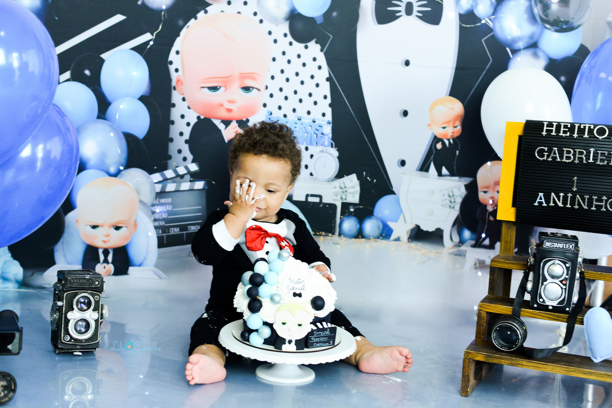 Ensaio fotografico de smash the cake em Maringá brincando com bolo 
