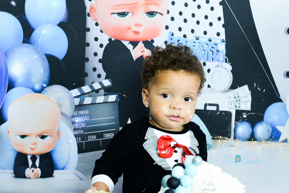 Ensaio fotografico de smash the cake em Maringá olhando p frente 