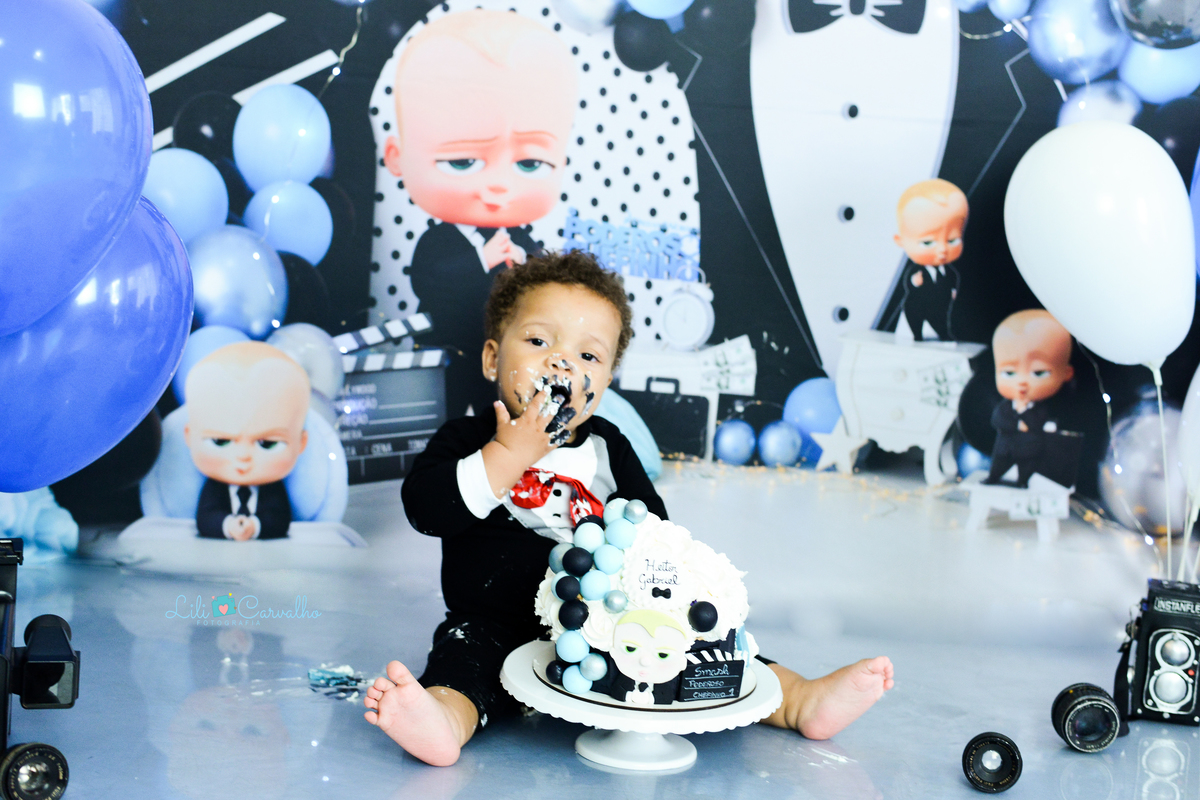 Ensaio fotografico de smash the cake em Maringá brincando com bolo preto 