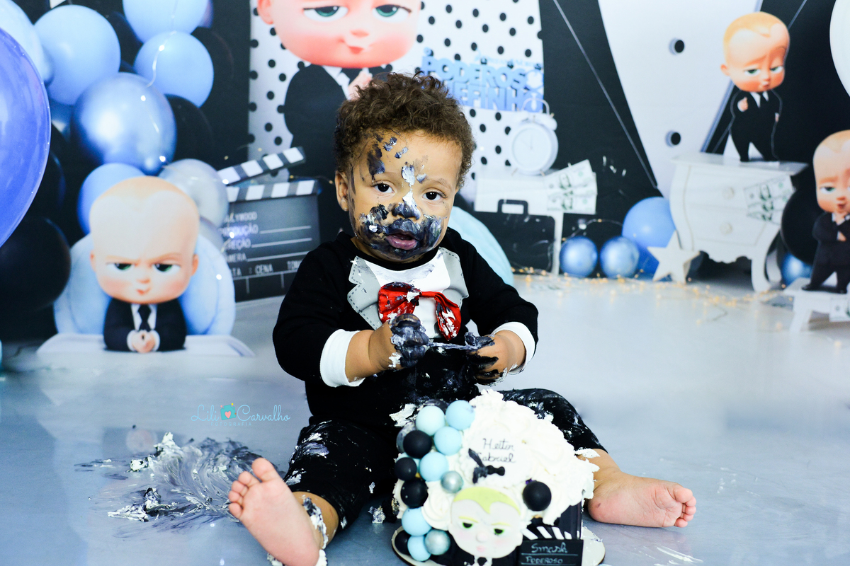 Ensaio fotografico de smash the cake em Maringá destruindo bolo 