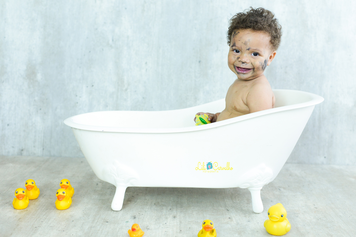 Ensaio fotografico de smash the cake em Maringá banheira branca