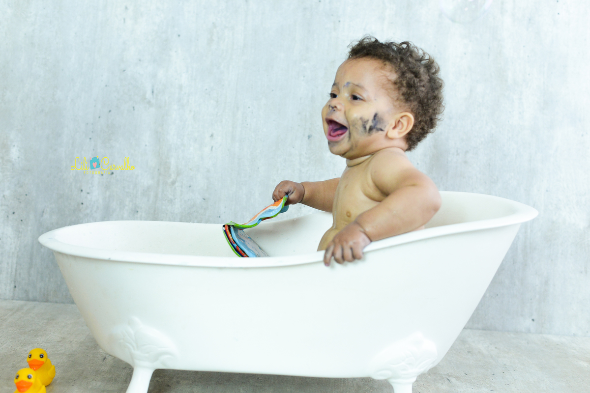 Ensaio fotografico de smash the cake em Maringá brincando