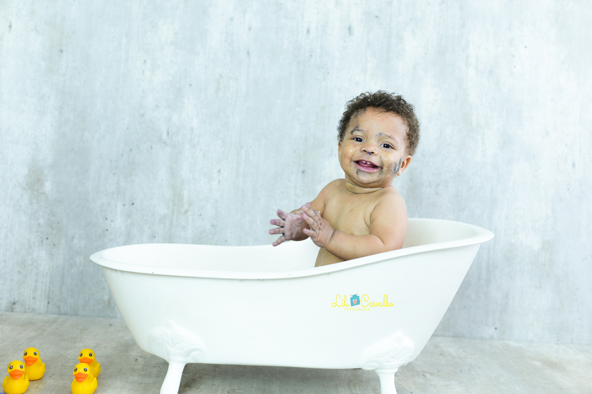 Ensaio fotografico de smash the cake em Maringá sorrindo