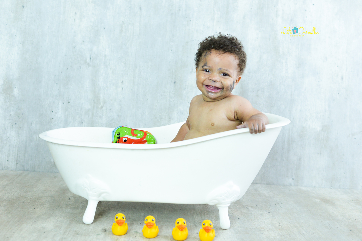 Ensaio fotografico de smash the cake em Maringá sorrindo