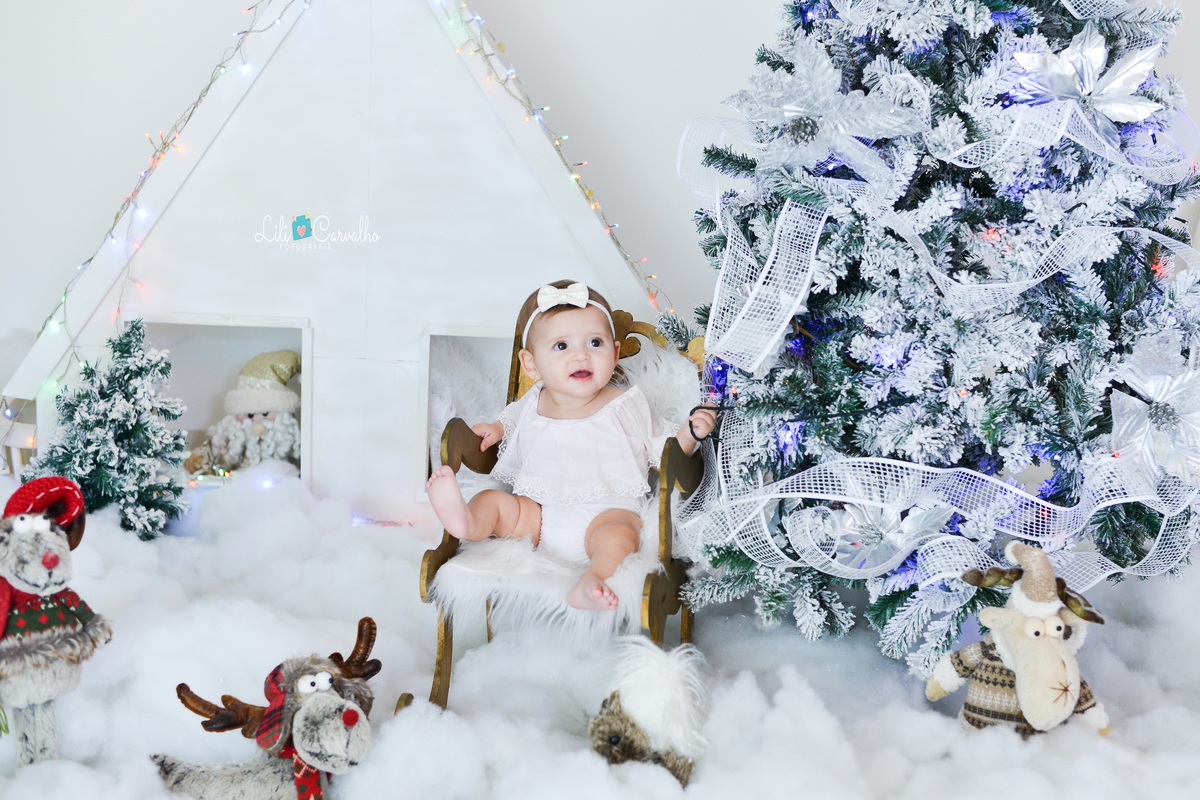 Ensaio de natal, Maringá, foto em estúdio roupa branca olhando para lado