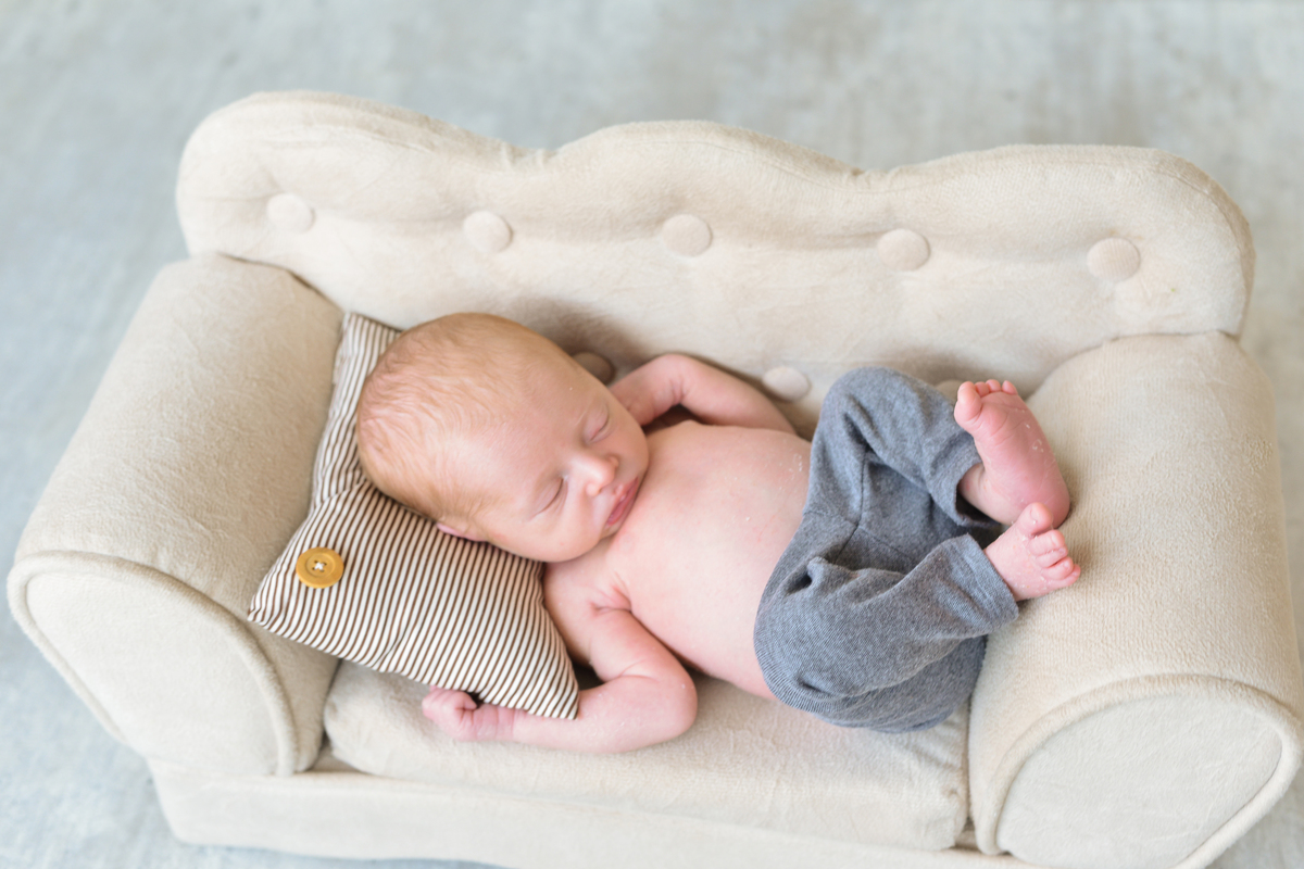 fotografia de newborn de menino em Maringá, deitado