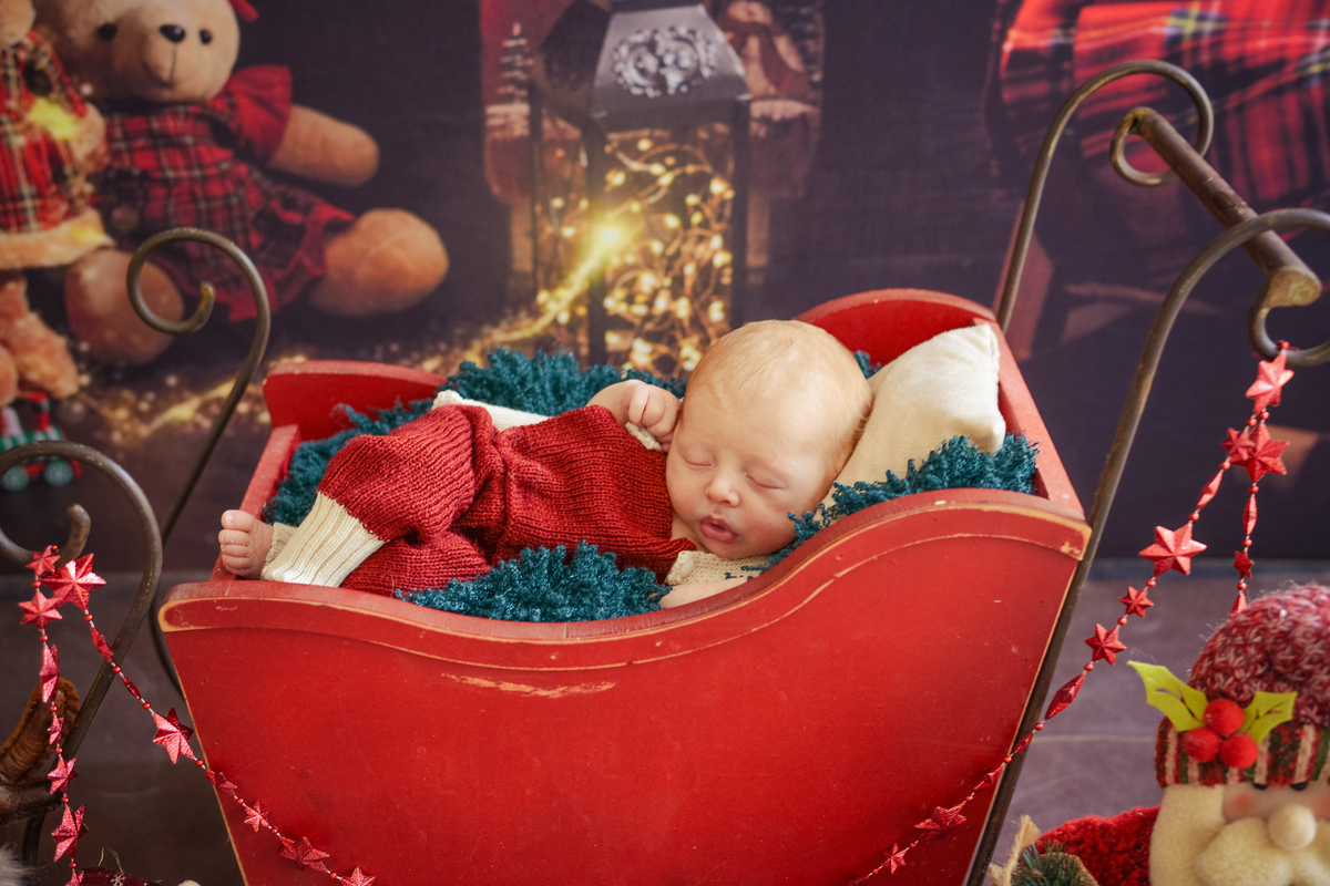 fotografia de newborn de menino em Maringá, cenario de natal