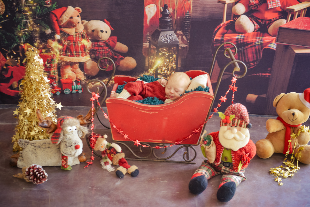 fotografia de newborn de menino em Maringá dormindo em cenario de natal 