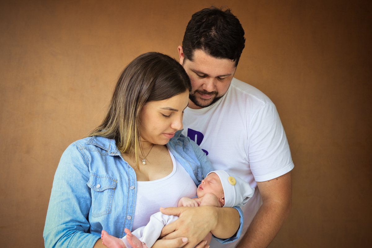 fotografia de newborn de menino em Maringá com pais 