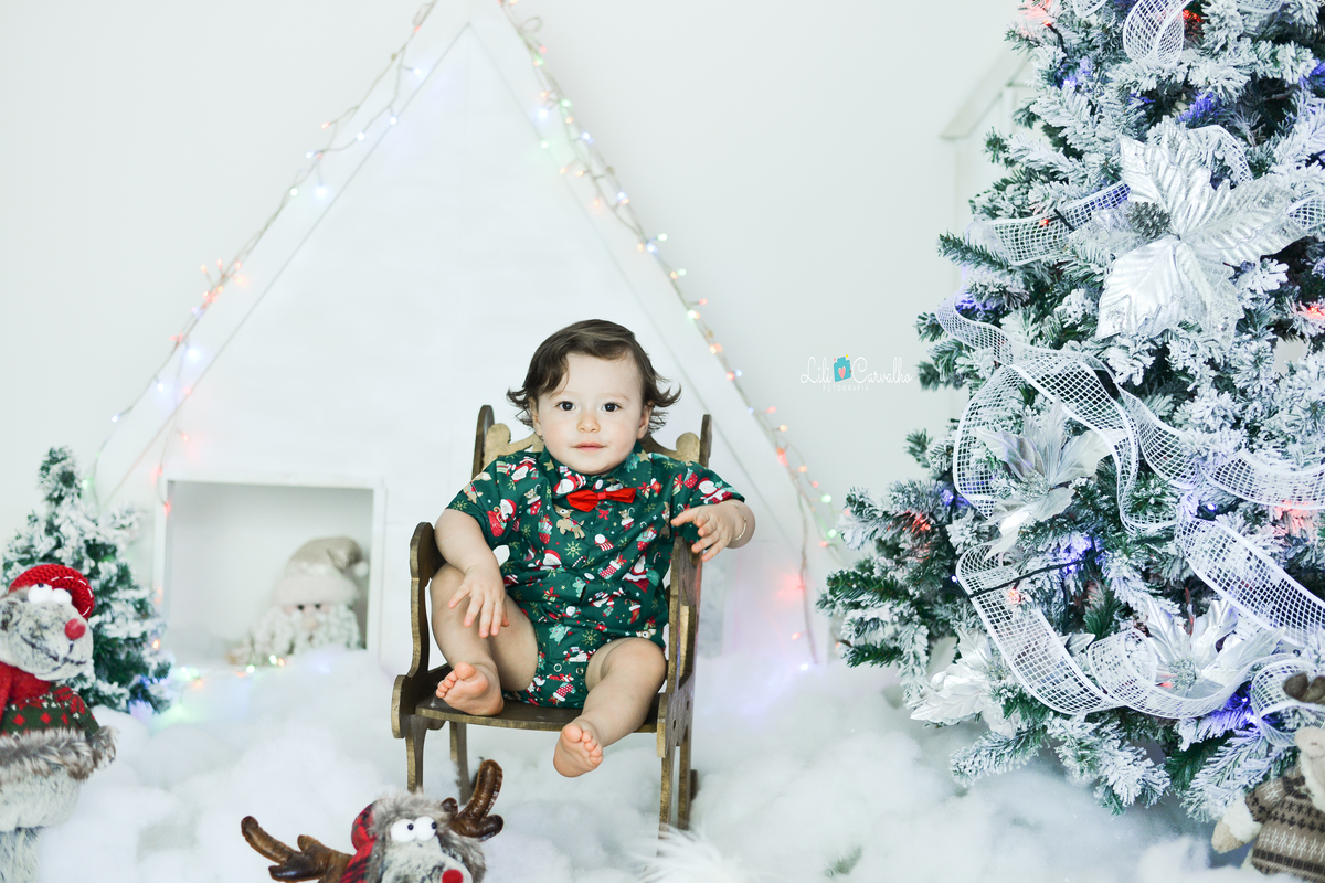 ensaio fotografico em Maringá fundo branco c menino