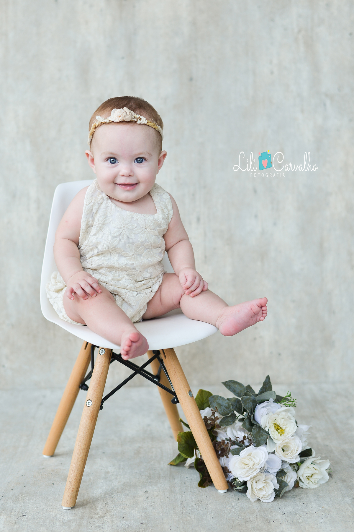 fotografia no estudio em Maringá, foto mensal da bebê fundo claro
