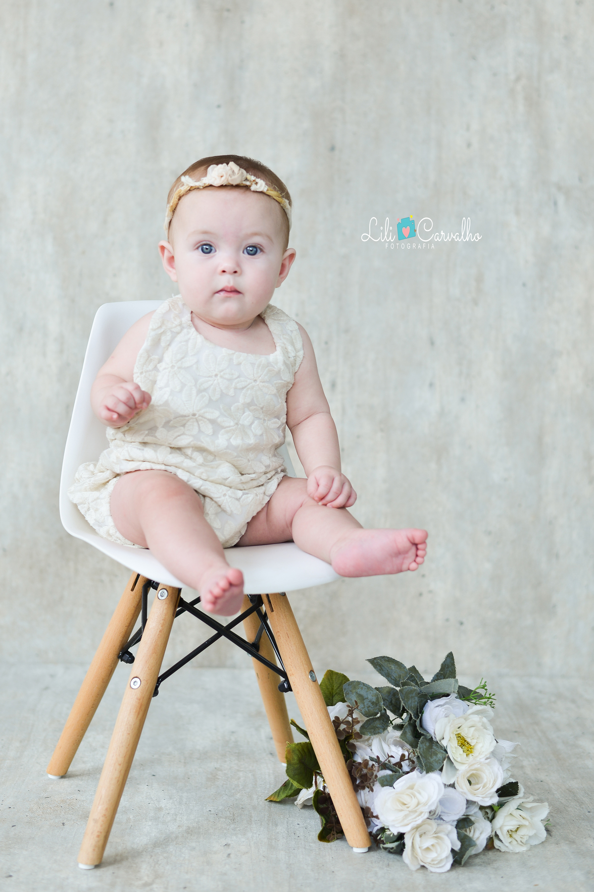 fotografia no estudio em Maringá, foto mensal da bebê banquinho