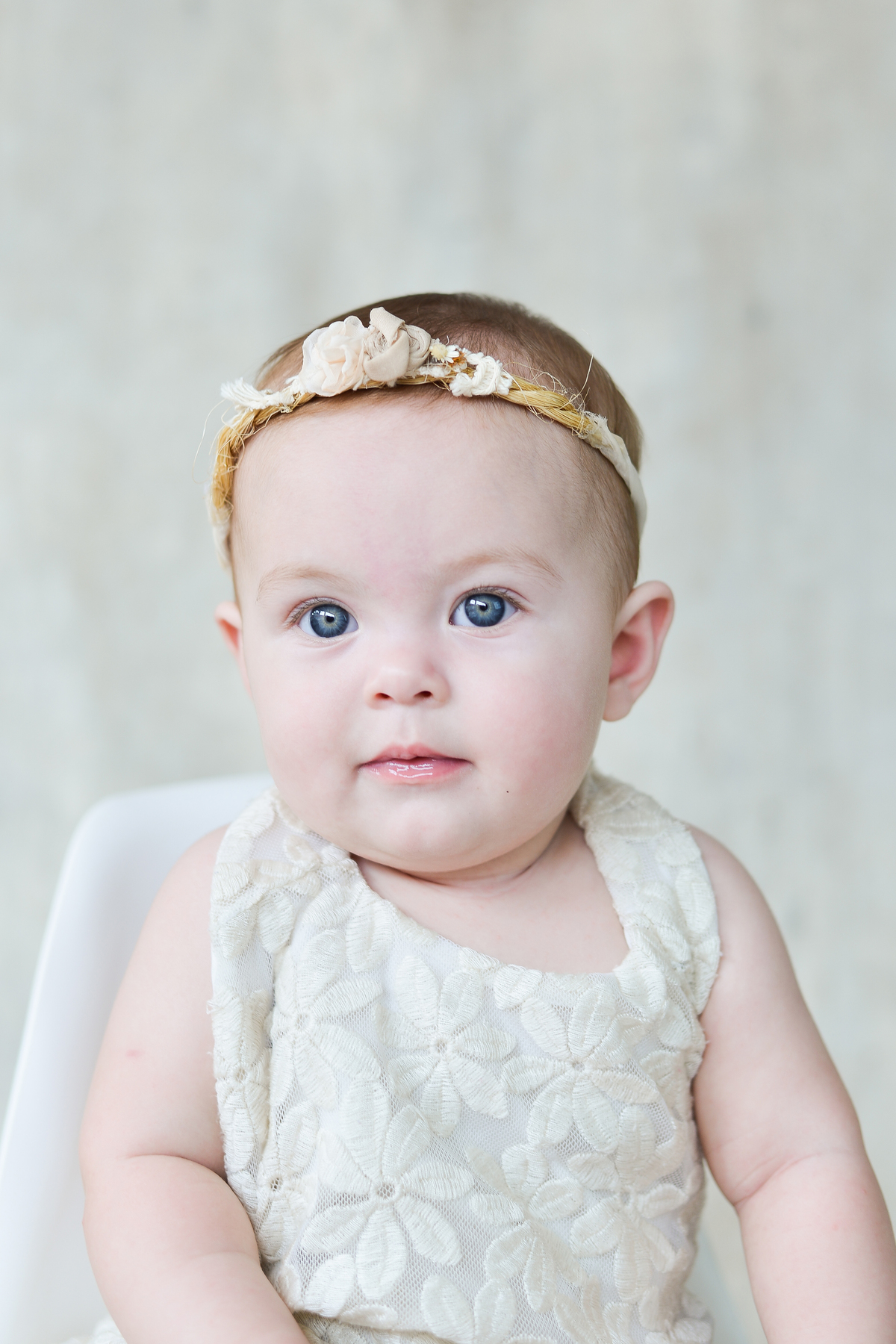 fotografia no estudio em Maringá, foto mensal da bebê rosto