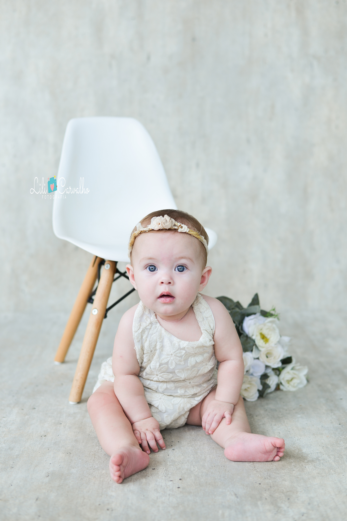 fotografia no estudio em Maringá, foto mensal da bebê olhando para frente 