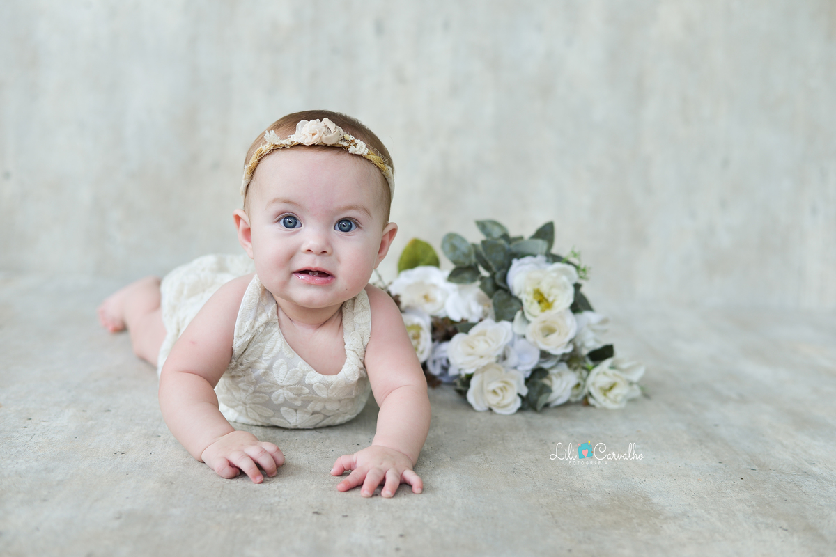 fotografia no estudio em Maringá, foto mensal da bebê engatinhando