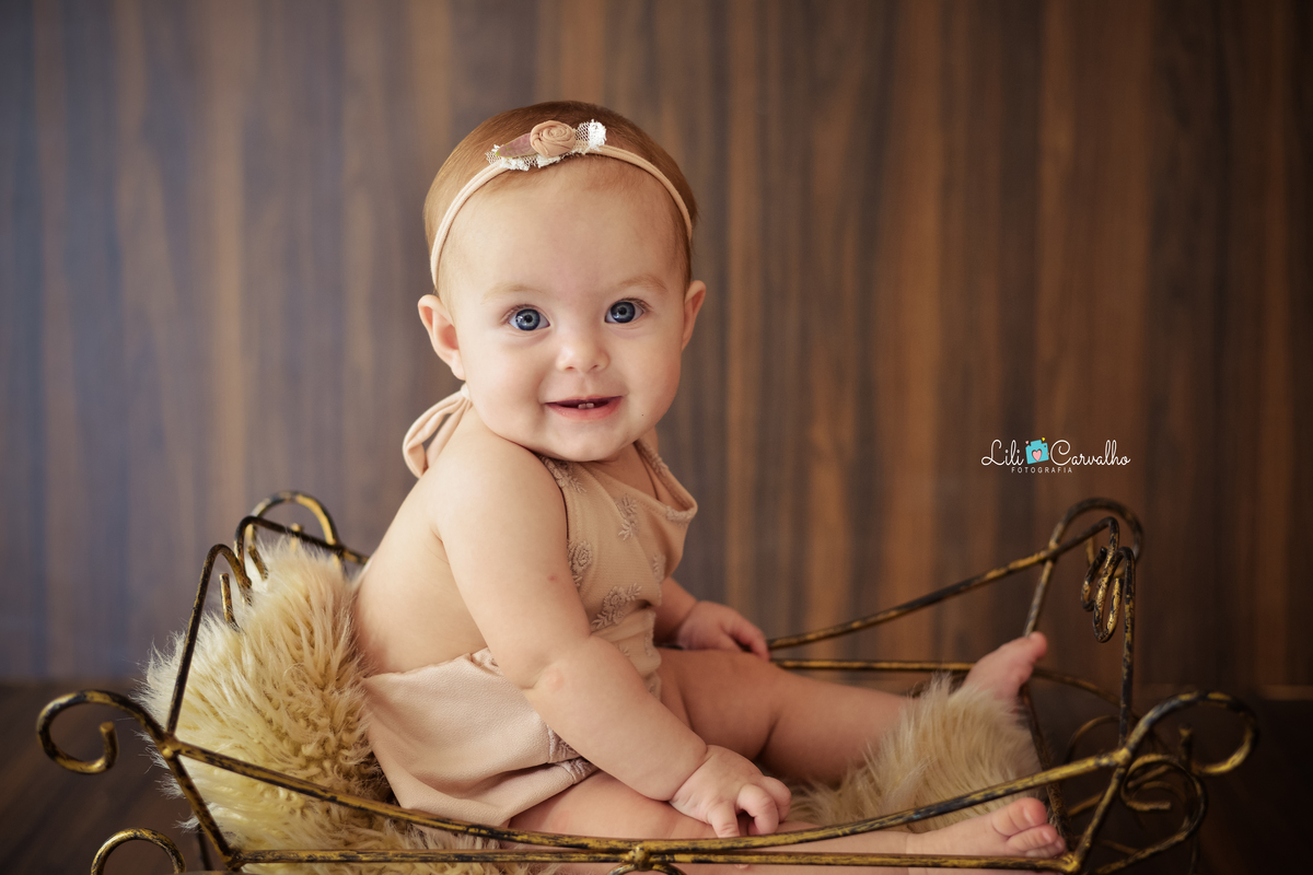 fotografia no estudio em Maringá, foto mensal da bebê boneca