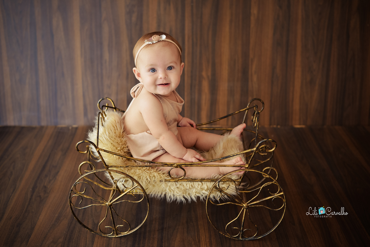fotografia no estudio em Maringá, foto mensal da bebê lugar de princesa 