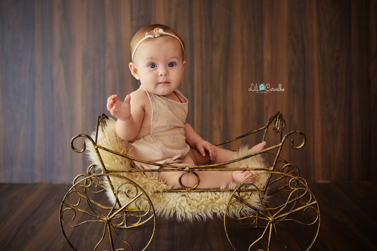 fotografia no estudio em Maringá, foto mensal da bebê pose de miss