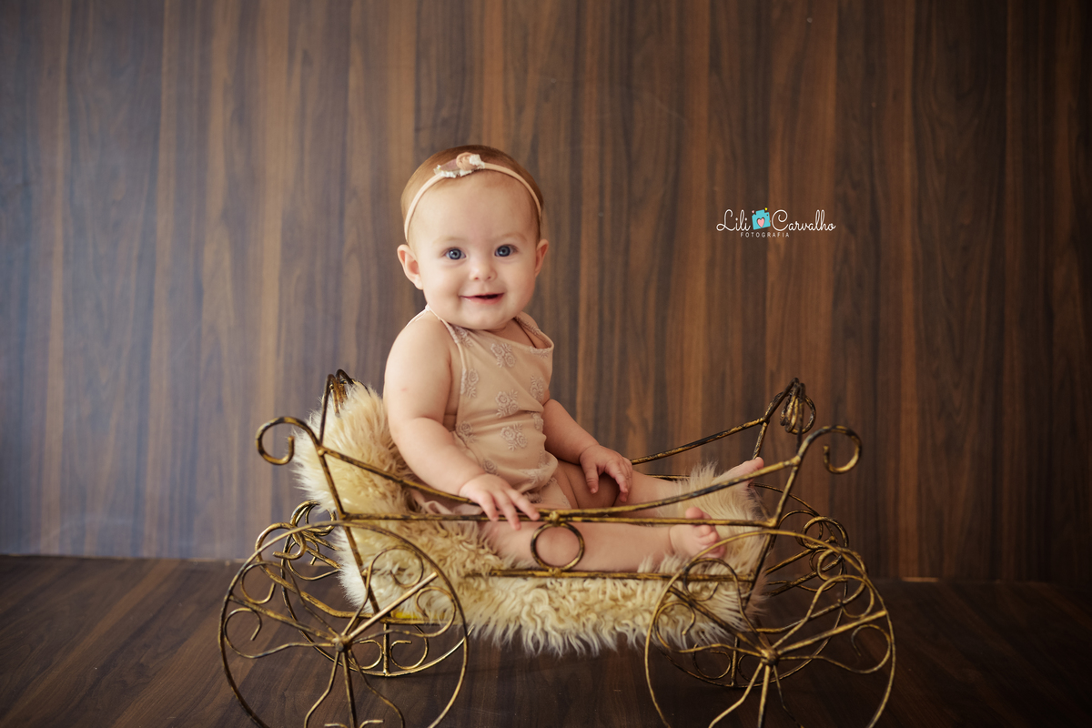 fotografia no estudio em Maringá, foto mensal da bebê sorrindo