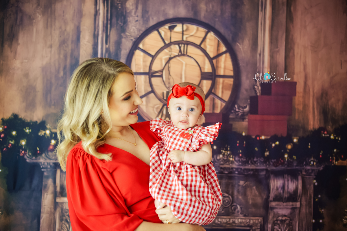 fotografia de natal em Maringá, no estúdio mãe olhando para filha